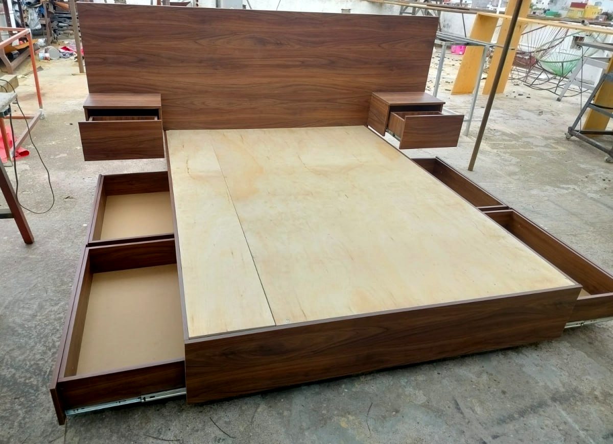 Cama flotante Queen con cuatro cajones abiertos y buros flotantes