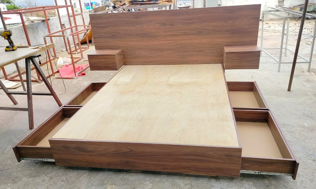 Cama flotante Queen en melamina nogal